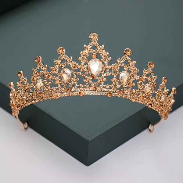 La couronne royale d'or adulte